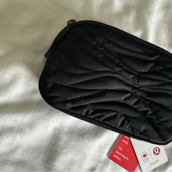 🆕🇨🇦 Lululemon Team Canada Everywhere Belt Bag Black - Picture 4 of 6